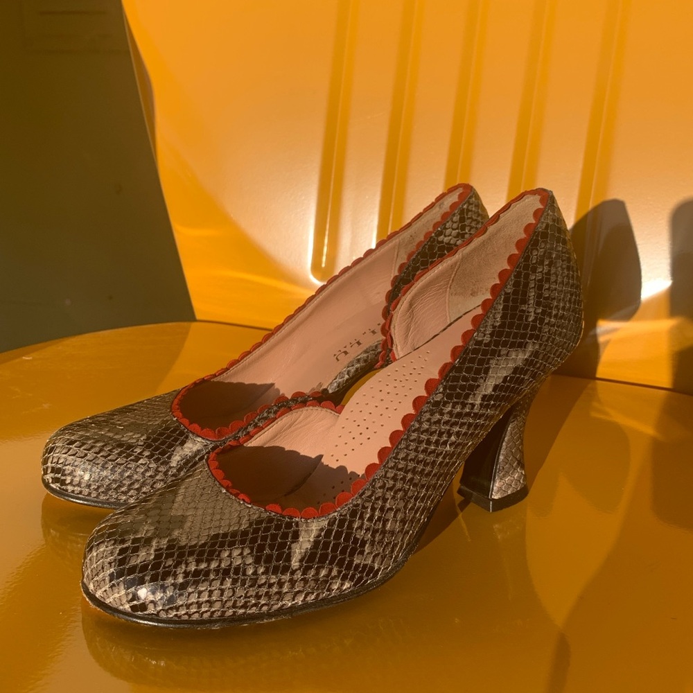 Anyi Lu Snakeskin Pumps Red Scalloped Edge Size 5 1/2 US Made In Italy